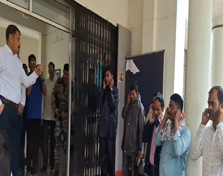 कलेक्टर के द्वारा कान पकड़वाने का मामला तूल पकड़ा