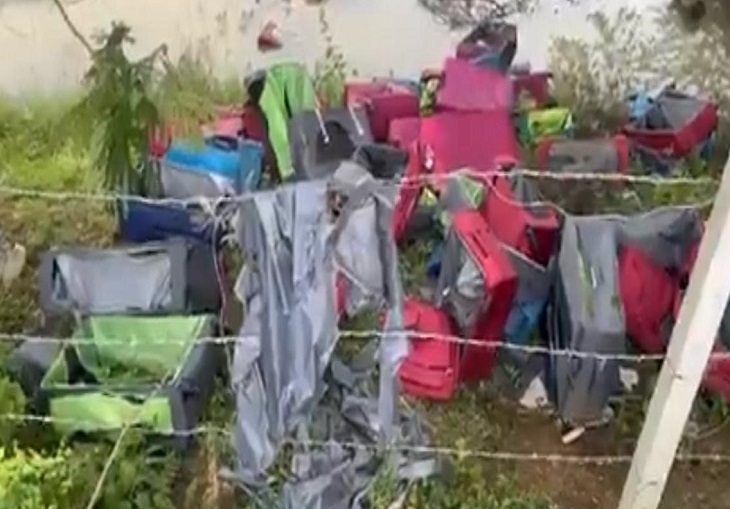 रायपुर में माना एयरपोर्ट जाने वाली सड़क के किनारे नए ट्रॉली बैगों का जखीरा