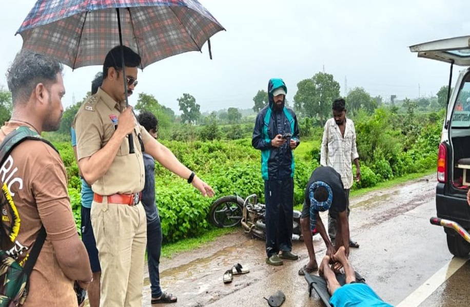 नेशनल हाईवे हादसा, अज्ञात वाहन की टक्कर से युवक की मौत, 2 गंभीर घायल