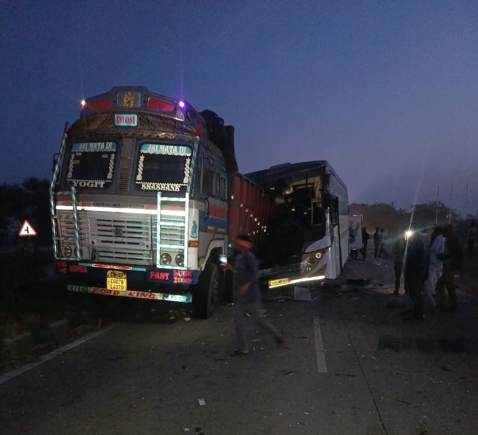 सिमगा सड़क हादसा: बस-ट्रक की टक्कर में 3 की मौत, कई घायल