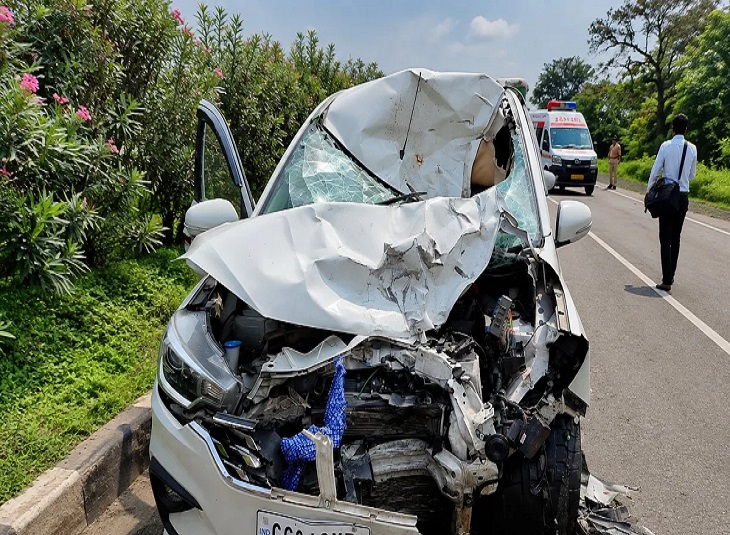 चैतमा में कार-बाइक की भीषण टक्कर, 2 की मौत और 3 गंभीर घायल