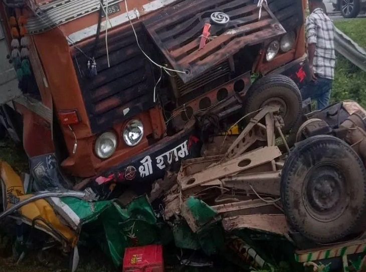 लातेहार में भीषण सड़क हादसा, कंटेनर के नीचे दबा टेंपो