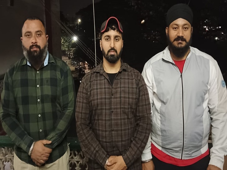 तीन युवकों को नकली पिस्टल लहराना पड़ा भारी, पुलिस ने किया गिरफ्तार  