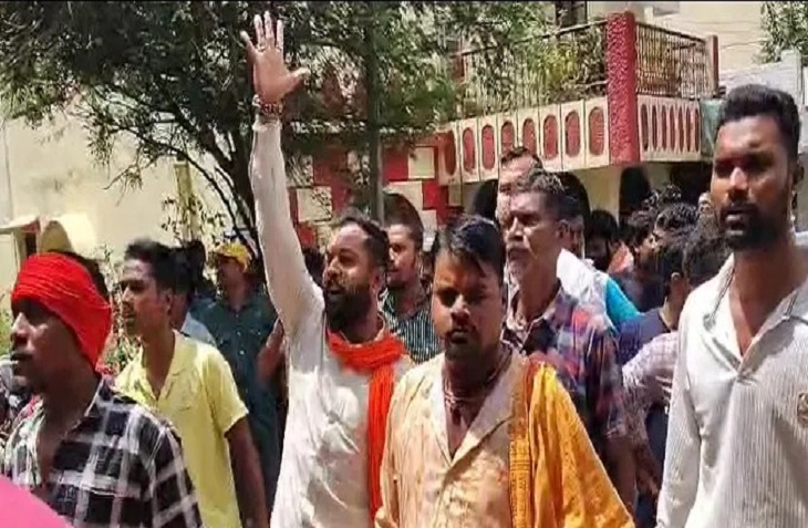 दुर्ग में धर्मांतरण को लेकर बवाल हो गया, पुलिस ने संभाला मोर्चा।