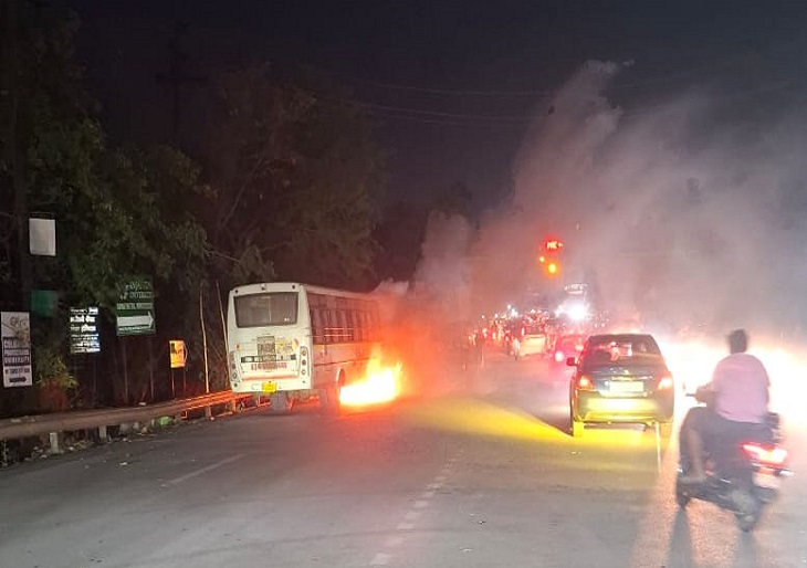 रायपुर में सिटी बस में लगीं आग, बड़ा हदसा टला