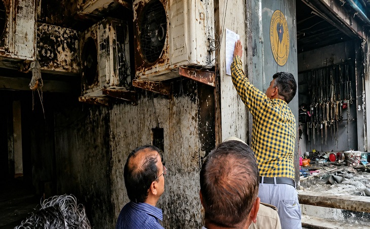 15 मौतों वाली इमारत पर LDA की कार्रवाई, नोटिस चस्पा