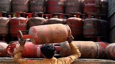 घरेलू गैस सिलेंडर की बढ़ी कीमतें