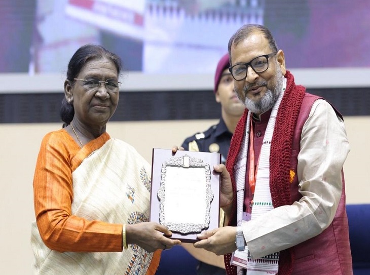 राष्ट्रपति द्रौपदी मुर्मु से संगीत नाटक अकादमी पुरस्कार प्राप्त करते छत्तीसगढ़ के संस्कृतिकर्मी अनूप रंजन पाण्डेय