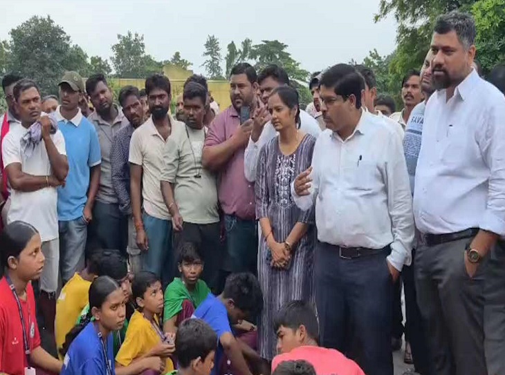 एकलव्य आवासीय विद्यालय के छात्रों का कटघोरा-कोरबा मुख्य मार्ग पर चक्काजाम कर प्रदर्शन