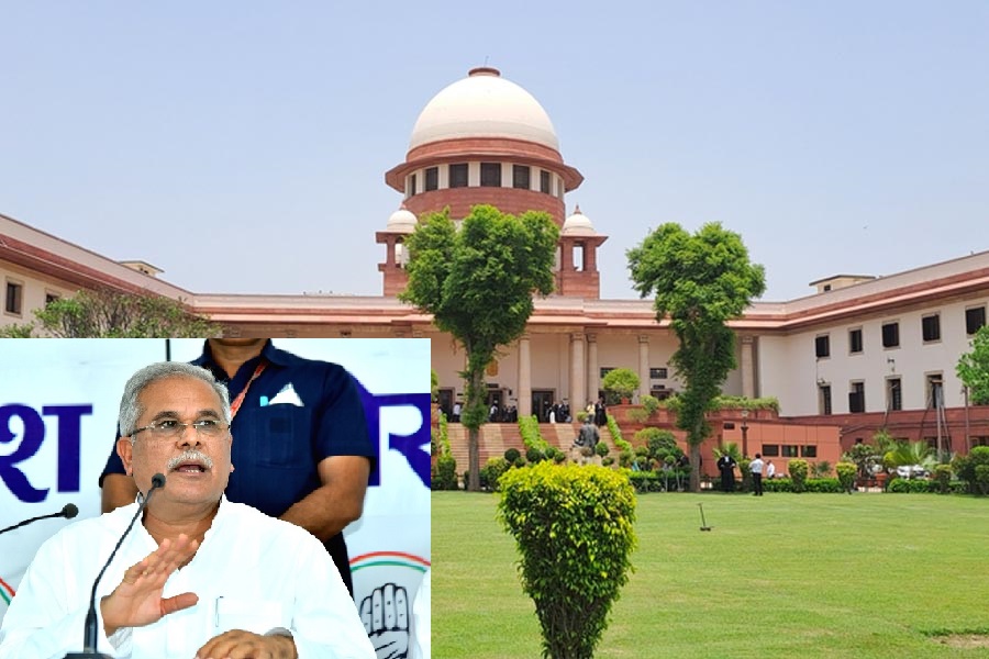 सुप्रीम कोर्ट में पूर्व सीएम व उनके बेटे की जमानत पर सुनवाई