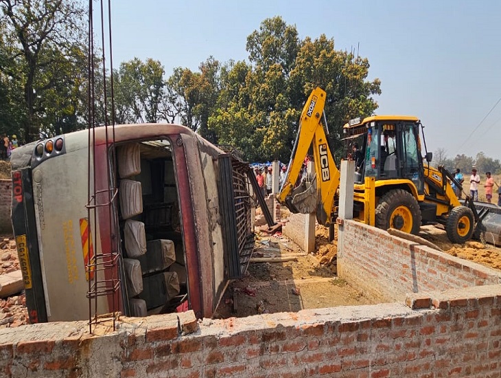 जशपुर में बस हादसा: गोड़अंबा गांव के पास पलटी यात्री बस, 6 की मौत