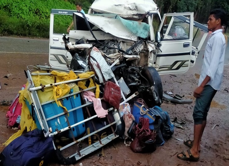 अनियंत्रित ट्रक ने बोलेरो को मारी टक्कर, 05 लोगों की मौत। 