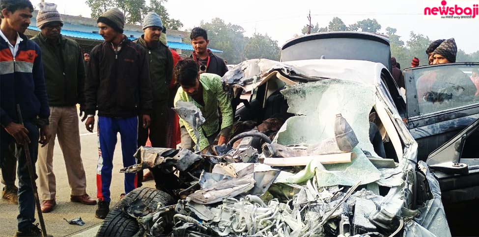 हादसे में कार के परखच्चे उड़ गए.