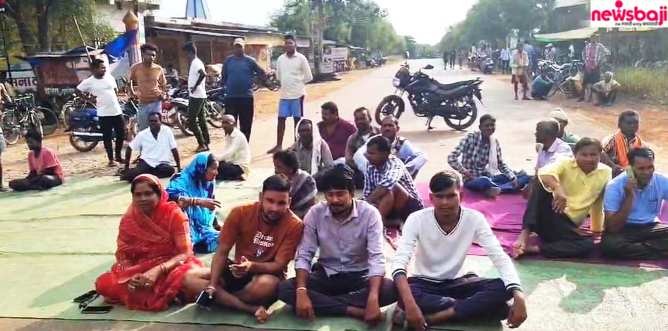 हादसे के बाद धरने पर बैठे ग्रामीण.
