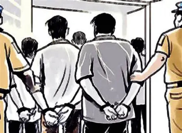 देह व्यापार से जुड़े तीन लोगों को पुलिस ने गिरफ्तार किया है।