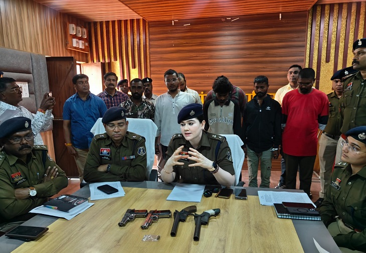 राजनांदगांव पुलिस कार्रवाई में जब्त अवैध हथियार, 7 आरोपी गिरफ्तार 