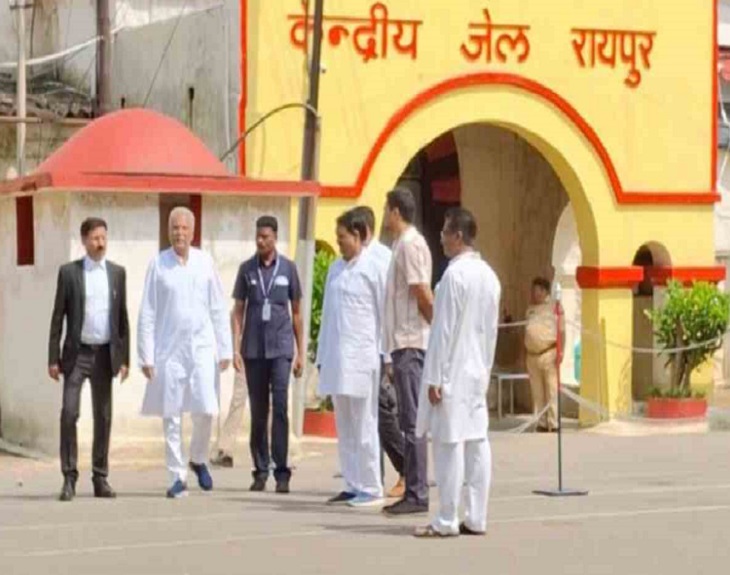 पूर्व सीएम पहुंचे केन्द्रीय जेल रायपुर 