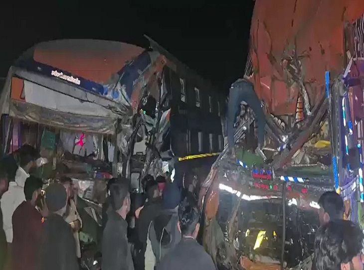 बस और ट्रक की आमने-सामने भीषण टक्कर, 4 यात्रियों की मौत 