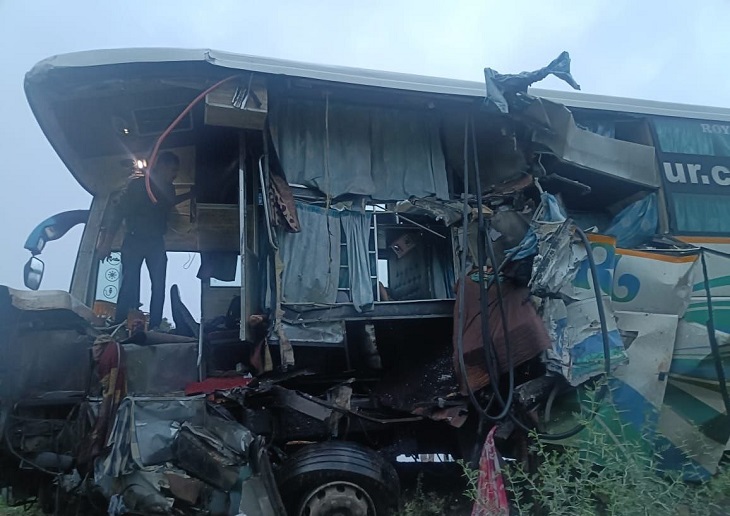 अनियंत्रित बस-ट्रक की भिडंत