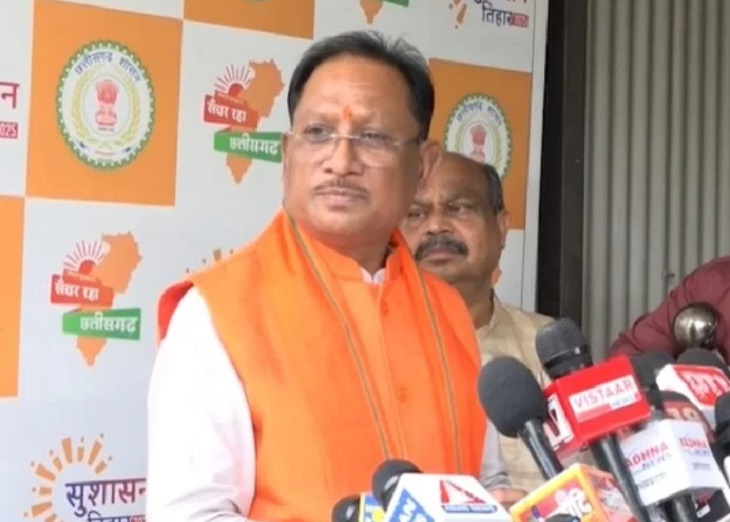 दिल्ली रवाना होने से पहले मीडिया से मुख्यमंत्री विष्णुदेव साय ने की बातचीत