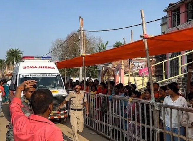 अशोकधाम मंदिर में भगदड़ के बाद राहत एवं बचाव कार्य करते पुलिसकर्मी