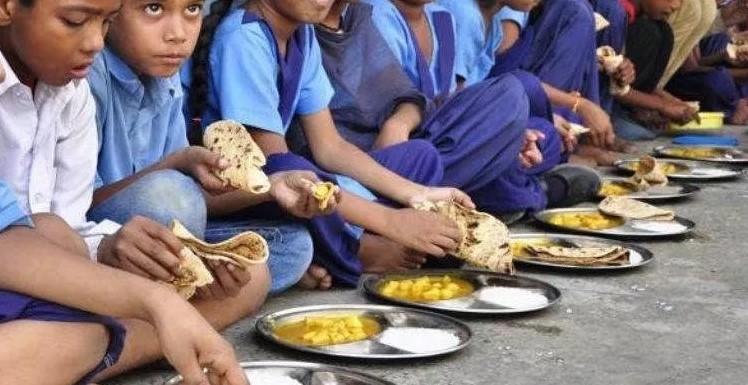 मध्याह्न भोजन में मरी छिपकली मिली 