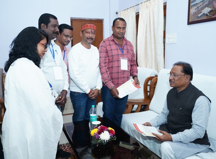 बैकुंठपुर में CM को ज्ञापन सौंपते पत्रकार प्रतिनिधिमंडल