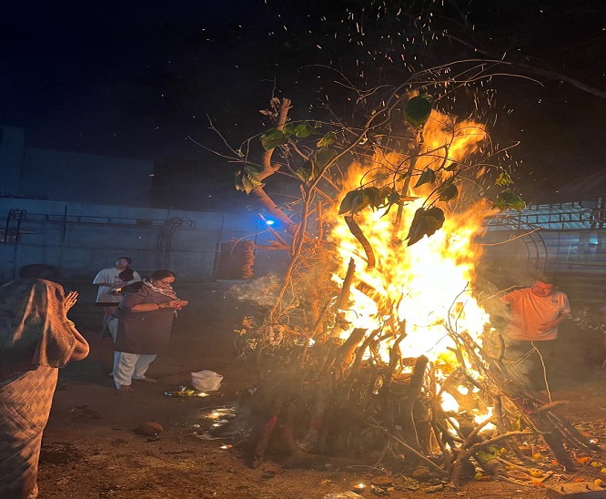 नेहरू नगर कालीबाड़ी भिलाई में वैदिक मंत्रोच्चार के बीच होलिका दहन का दृश्य