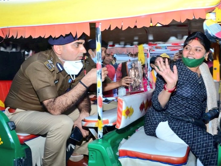 झांसी की पहली महिला टैक्सी का चालक का शव स्टेशन-सिविल लाइन रोड पर संदिग्ध परिस्थितियों में पड़ा मिला