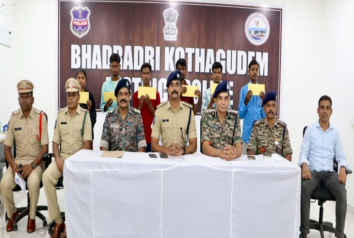 तेलंगाना में लंबे समय से भूमिगत रहे 03 हार्डकोर नक्सलियों ने सरेंडर  किया। 