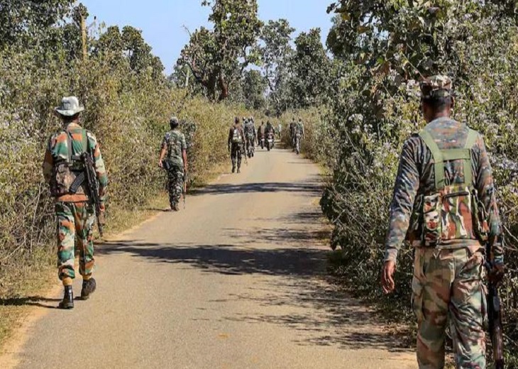 अभियान के दौरान पुलिस व नक्सलियों के बीच रुक-रुक कर फायरिंग जारी।