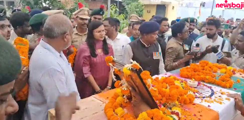 शहीद जवान को श्रद्धांजलि देने के लिए पहुंचे आम से खास लोग.