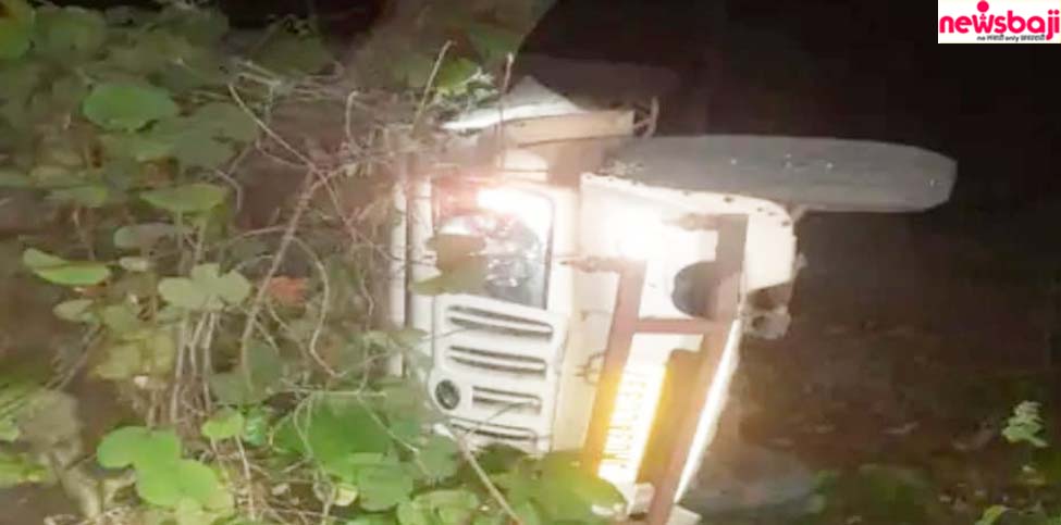 बलरामपुर जिले में सशस्त्र बल के जवानों की पिकअप खाई में गिर गई.