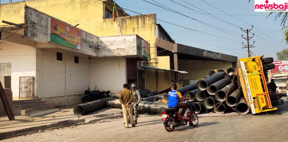 सरगुजा सांसद चिंतामणि महाराज के घर में घुसा पाइप लोड ट्रेलर.
