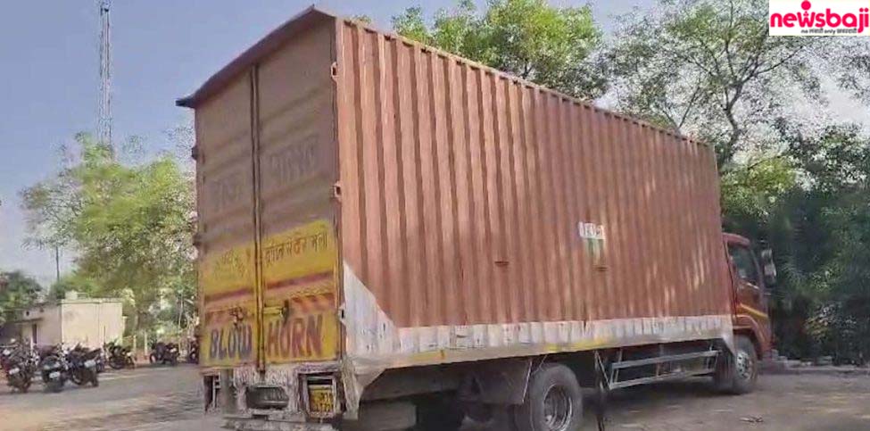 दुर्घटनाकारित डाक पार्सल ट्रक को पुलिस ने किया जब्त.