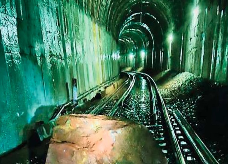 रेल सेवा बाधित, अरकू घाटी में ट्रैक पर गिरा पहाड़ का मलबा