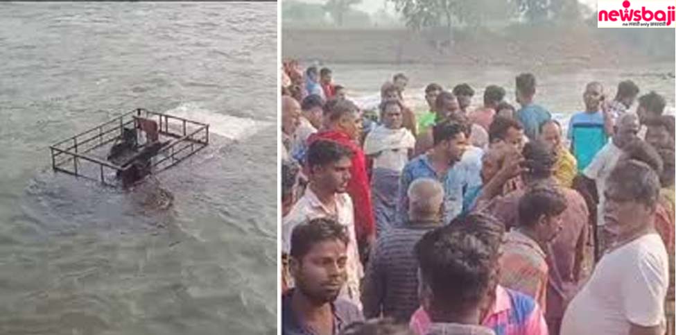 तालाब में गिरी स्कूल वैन और मौके पर पहुंचे लोग.