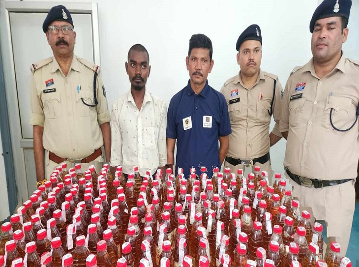 आरंग पुलिस ने 220 पउवा अवैध शराब के साथ 2 तस्करों को किया गिरफ्तार
