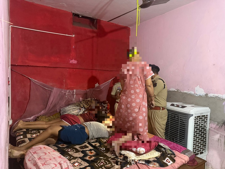 एक ही परिवार के 4 लोगों की मौत, पति-पत्नी फांसी पर मिले, बच्चों के शव बिस्तर पर
