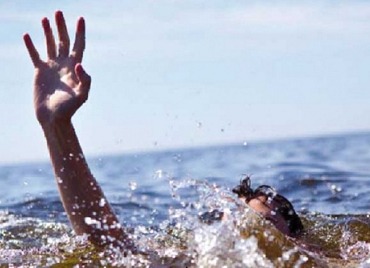 गूगल मैप ने भटकाया चार दोस्तों को, तालाब में समां गई कार