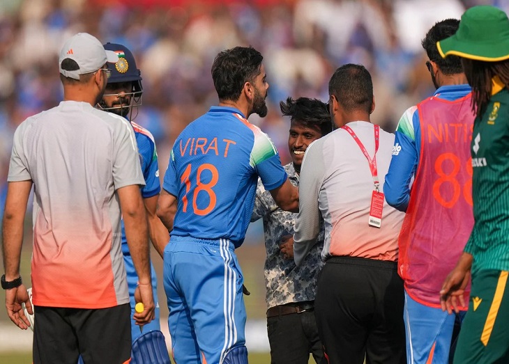 भारतीय क्रिकेट खिलाड़ी विराट कोहली के पैर छूने वाले युवक पर अपराध दर्ज 